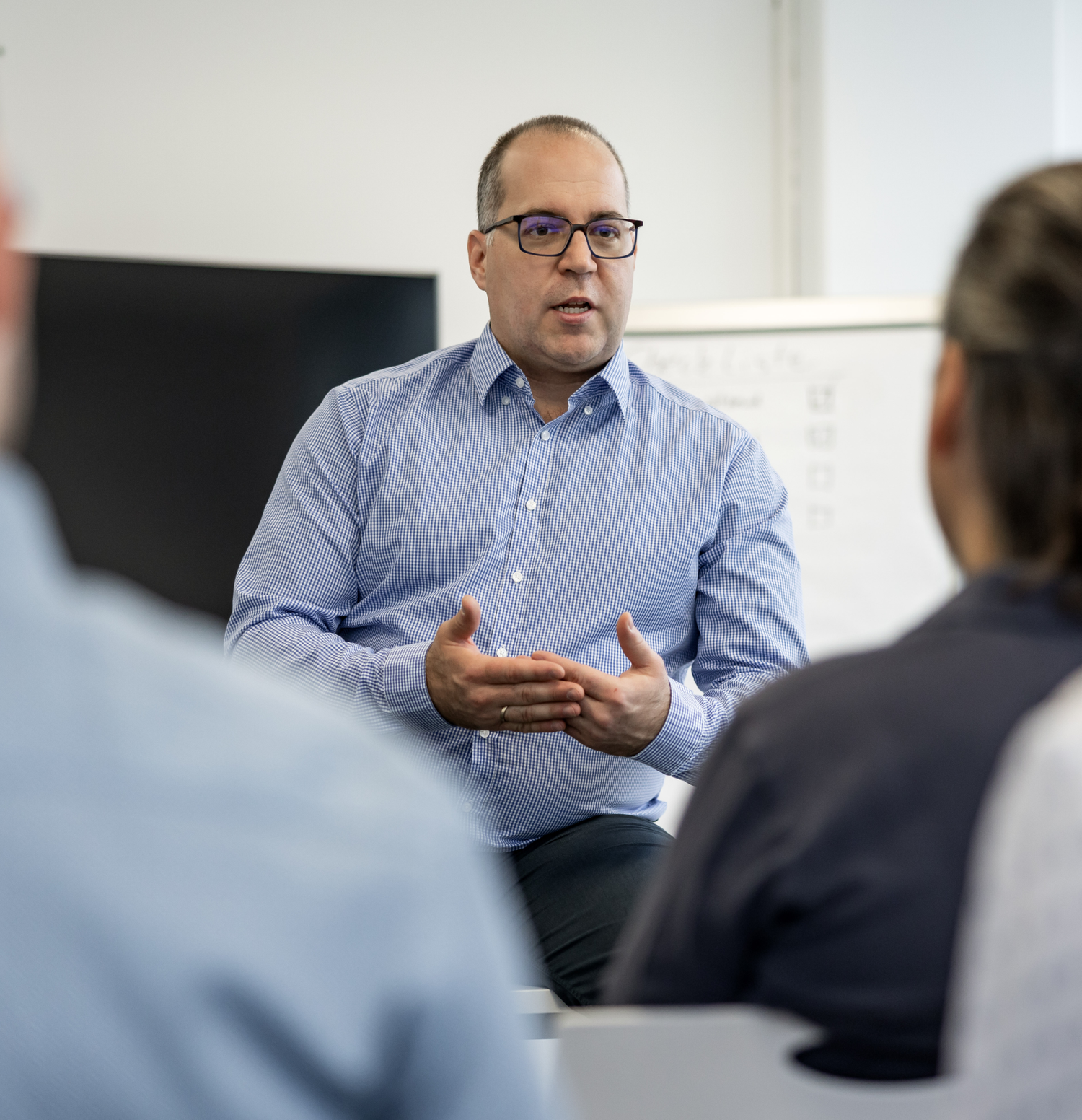 Professionelles Porträt von Manuel Weiskopf Experte für Krisenmanagement und Dozent der DeBAk.