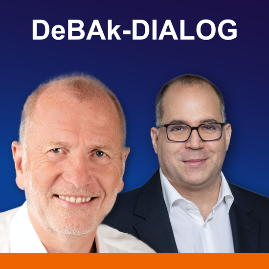 Coverbild DeBAk-DIALOG Podcast mit den Experten Andreas Karsten und Manuel Weiskopf über Krisenmanagement.