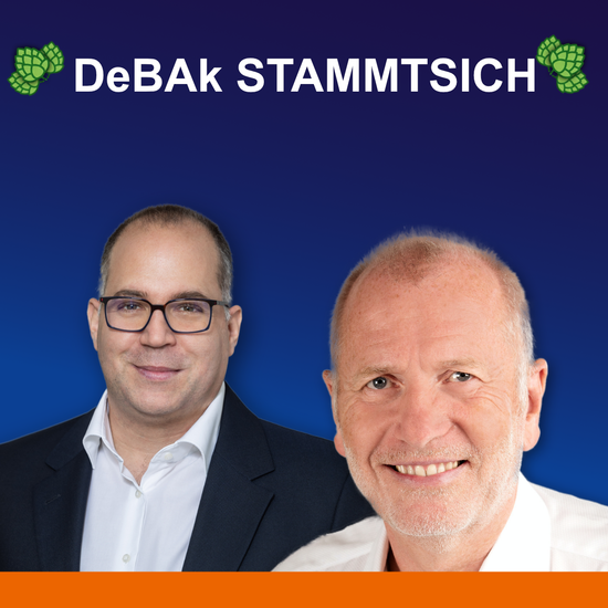 Porträtaufnahme von Manuel Weiskopf und Andreas H. Karsten vor blauem Hintergrund mit dem Schriftzug „DeBAk STAMMTISCH“ und Hopfen-Illustrationen.