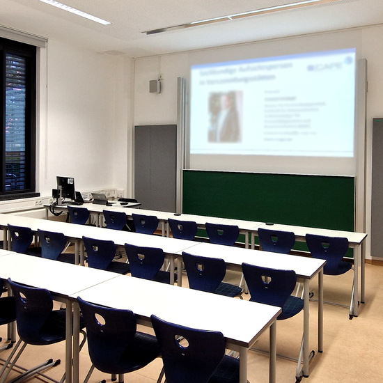 Moderner Schulungsraum für Präsenzkurse in Stabsarbeit, Katastrophenschutz, Bevölkerungsschutz und Krisenmanagement.